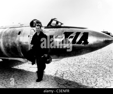 Il cap. Charles E. Yeager davanti della Air Force il campanile costruito a X-1 supersonic aerei di ricerca. Foto Stock