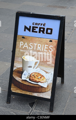 Pubblicità segno al di fuori di un Caffe Nero a Edimburgo. Foto Stock