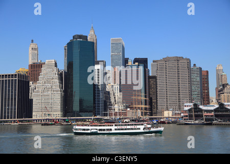 Circleline tour in barca, inferiore dello skyline di Manhattan, il quartiere finanziario di New York City, Stati Uniti d'America, America del Nord Foto Stock