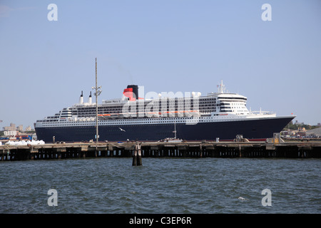 Queen Mary 2, ancorato in Red Hook Brooklyn cruise terminal, Red Hook, il porto di New York, New York City, Stati Uniti d'America Foto Stock