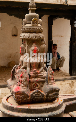 Scultura di Buddha vicino Kasthmandap, Durbar Square, Kathmandu, prima della catastrofica Aprile 2015 terremoto Foto Stock