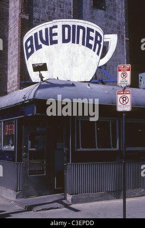 Gigantesca tazza da caffè segno sopra il blu Diner su Kneeland street, Boston. Costruito sul posto nel 1947. Foto Stock