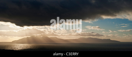 Luce drammatica oltre il rum, visto dal Elgol, Isola di Skye in Scozia Foto Stock