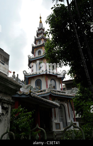 Santuario dedicato a Kuan Yin, dea della buona , la dea asiatica di compassione, Chinatown tempio di Bangkok, Tailandia Foto Stock