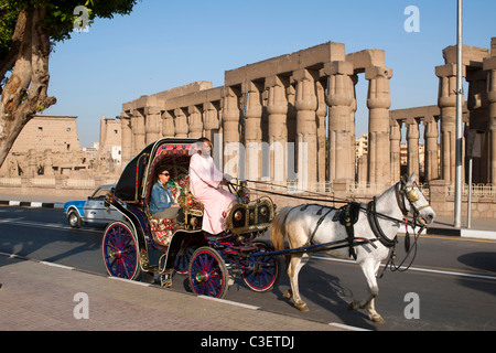 Aegypten ha, Luxor, Kalesche auf der Uferstrasse vor dem Luxor-Tempel (Ipet-resit), Foto Stock