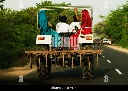 Le persone che viaggiano da un trattore, Agra, Uttar Pradesh, India Foto Stock