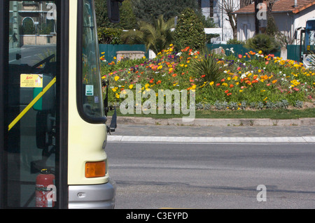 Il bus rotonda giunzione circolare con fiori Foto Stock