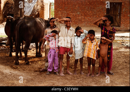 Ritratto di bambini salutando, Agra, Uttar Pradesh, India Foto Stock