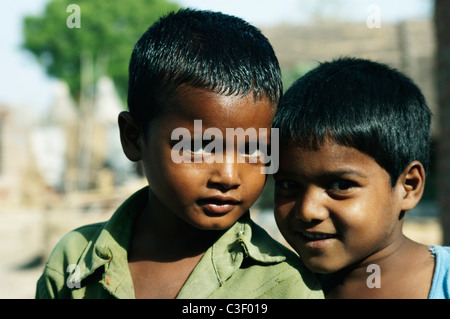 Ritratto di due ragazzi, Agra, Uttar Pradesh, India Foto Stock