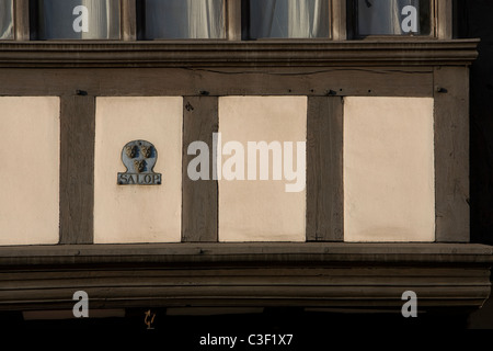 Salopian cresta su un edificio con travi di legno a Shrewsbury's Wyle Cop. Foto Stock