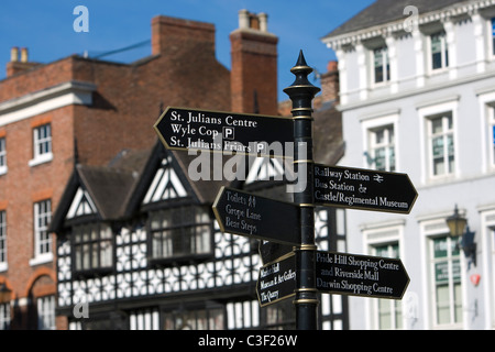 Shrewsbury Town Center: Chiusura del vecchio stile pulito di orientamento per il quadrato che mostra le direzioni nella città medievale in Shropshire. Foto Stock