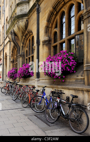 Biciclette a sinistra al di fuori di un edificio, Oxford Foto Stock