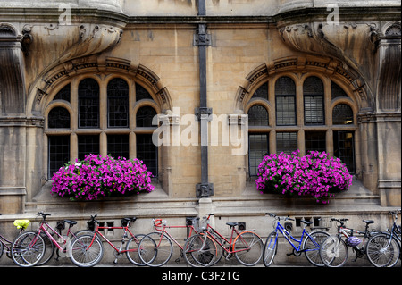 Biciclette appoggiata al di fuori di un edificio, Oxford Foto Stock