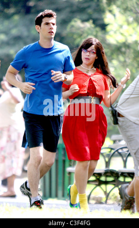 Daniel Eric Gold e America Ferrera le riprese di una scena per il loro show televisivo "Ugly Betty' in Manhattan New York City, Stati Uniti d'America - Foto Stock