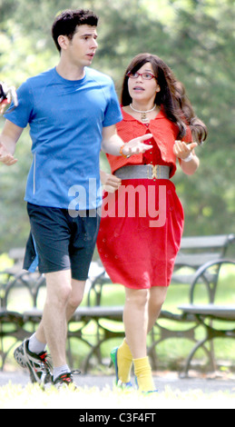 Daniel Eric Gold e America Ferrera le riprese di una scena per il loro show televisivo "Ugly Betty' in Manhattan New York City, Stati Uniti d'America - Foto Stock