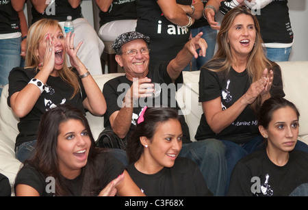 La zia Terry Carballido, nonno Al Mason Sr. e Belkis Padilla la famiglia e gli amici di 'So pensate di poter Dance" finalista Foto Stock