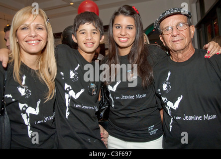 La zia Terry Carballido, cugino Anthony Carballido, cugina di Stephanie Carballido e nonno Al Mason Sr la famiglia e gli amici di Foto Stock