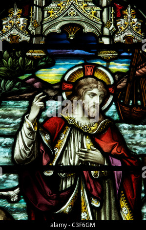 “Gesù il pescatore degli uomini”. Un dettaglio di una vetrata vittoriana presso la chiesa della Santissima Trinità a West Lulworth. Dorset, Inghilterra, Regno Unito. Foto Stock