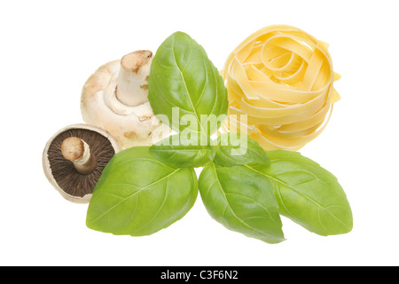 Basilico fresco, tagliatelle e funghi isolati contro white Foto Stock