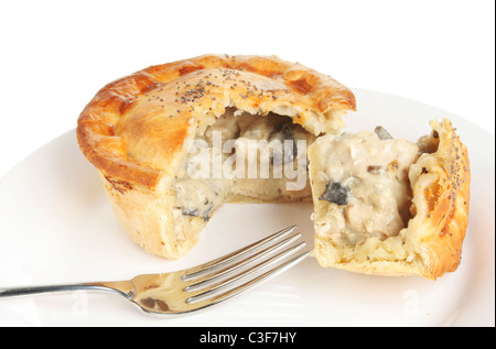 Pollo e torta di funghi su una piastra con una forcella Foto Stock