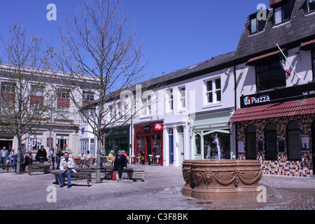 Fontana e persone in St Johns Square, Blackpool, Lancashire, Inghilterra. Foto Stock