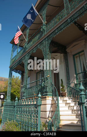 Carolina del Sud, Charleston. Storica John Rutledge Home, firmatario della Costituzione degli Stati Uniti. Tipico ornati in ferro battuto patio. Foto Stock