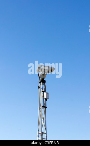 Immagine di una telecamera TVCC contro un cielo blu Foto Stock