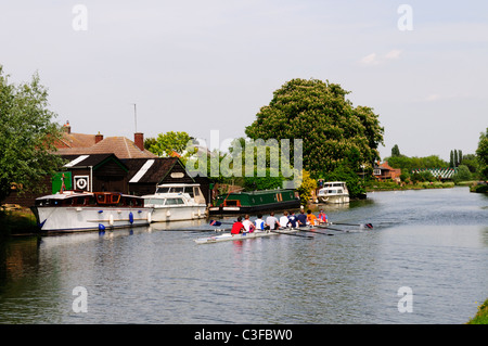 I rematori di praticare sul fiume Cam a Stourbridge comune, Cambridge, Inghilterra, Regno Unito Foto Stock