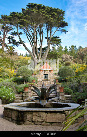 L'agave fontana e piscina sulla scalinata che conduce alla grotta di shell a Tresco Abbey Gardens sulle Isole Scilly Foto Stock