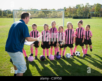 Pullman ragazza di motivare i giocatori di calcio Foto Stock