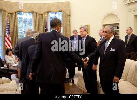 Il presidente Barack Obama scuote sost. Charles Rangel (D-NY) mano a una riunione con gli altri membri del Congresso all Ufficio Ovale Foto Stock