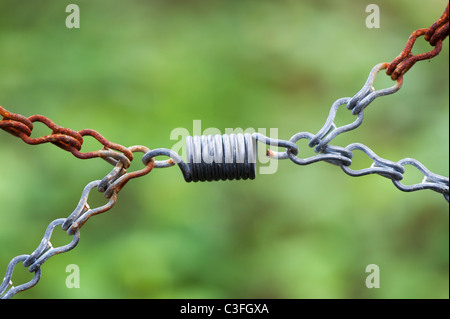 Letto vecchia molla e catene arrugginite abstract Foto Stock