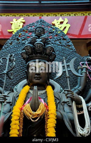 Kuan Yin, dea della buona , la dea asiatica di compassione, Chinatown tempio di Bangkok, Tailandia Foto Stock