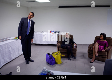 Il presidente Barack Obama si unisce la First Lady Michelle Obama e Assistente speciale del Presidente Melissa inverno durante un personale Foto Stock