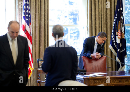 Il presidente Barack Obama fa telefonate dall'Ufficio ovale con il capo del personale Rahm Emanuel e assistente del presidente Foto Stock