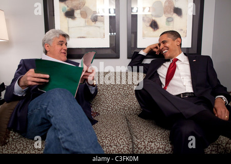 Il presidente Barack Obama condivide un momento con Jay Leno off set del Tonight Show di NBC Studios di Burbank Los Angeles, Foto Stock