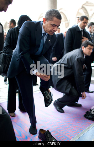 Il presidente Barack Obama rimuove le sue scarpe come egli si prepara a visitare la Moschea Blu Istanbul Turchia - 07.04.09 White House Foto Stock