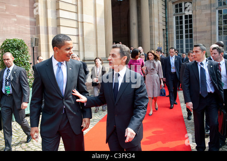 Il presidente Barack Obama passeggiate con il presidente francese Nicolas Sarkozy dal Palais Rohan (Palazzo Rohan) a seguito del loro incontro Foto Stock