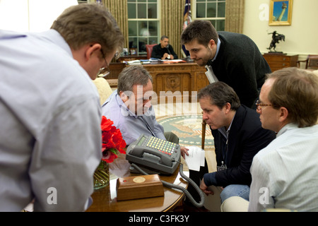 Il presidente Barack Obama fa telefonate riguardanti auto piano di settore di Washington DC, Stati Uniti d'America - 29.03.09 White House Gazzetta Foto Stock