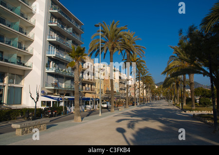 Svuotare il Passeig Maritim lungomare street Sitges Catalunya Spagna Europa Foto Stock