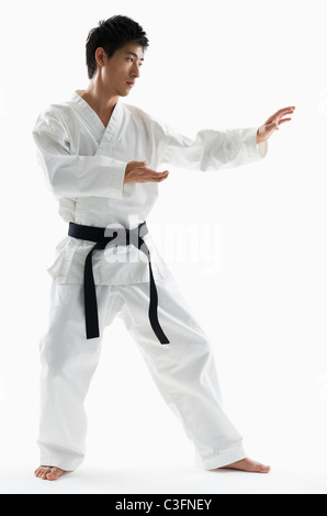 Maschio asiatici cintura nera a praticare il karate Foto Stock