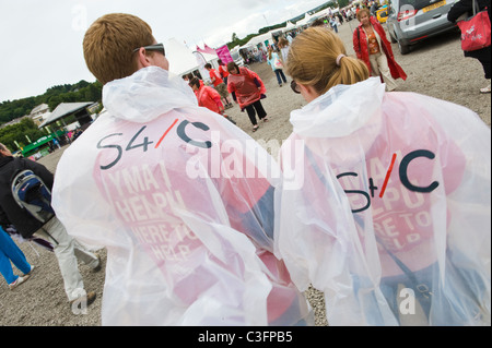 Le persone in condizioni di bagnato marcia a livello nazionale Eisteddfod 2010 Ebbw Vale Blaenau Gwent South Wales UK Foto Stock