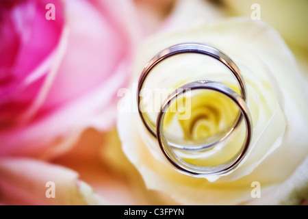 Gli anelli di nozze con bouquet Foto Stock