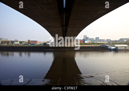 Kingston ponte stradale sul fiume Clyde portante l autostrada M8 attraverso il centro di Glasgow, Scotland, Regno Unito Foto Stock