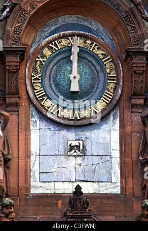 Orologio zodiacale e il vecchio padre tempo su Charing Cross Mansions, Glasgow, Scotland, Regno Unito Foto Stock