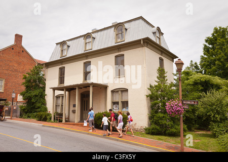 LEXINGTON, Virginia, Stati Uniti d'America - Davidson-Tucker casa costruita 1888, e la gente sul marciapiede. Foto Stock