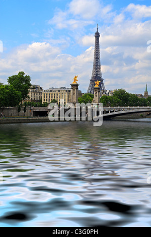 Vista della Torre Eiffel e Pont Alexandre III da tutta la Seine, Parigi, Francia. Foto Stock