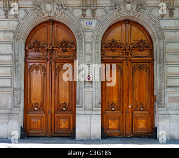 Porte di legno intagliato di un palazzo di appartamenti a 288 Boulevard St Germain, Parigi Foto Stock