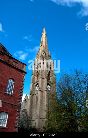 La guglia di una chiesa in rovina in Halifax Yorkshire contro una molla blu cielo Foto Stock