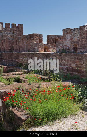 Il castello di Silves, Algarve, Portogallo. Mura merlate del parzialmente restaurato castello. Foto Stock